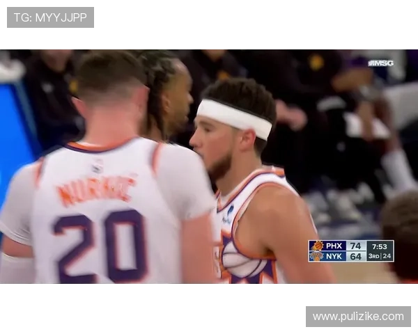 布克表现抢眼半场17分助力球队进攻火力全开次节独得11分展现个人能力